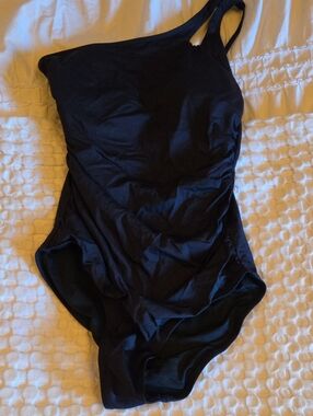 Black One-Shoulder Women’s One-Piece Swimsuit